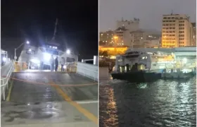 Barca entorta após ter casco atingido e assusta passageiros