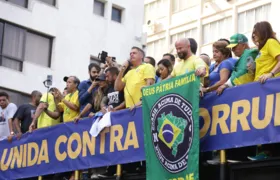 Bolsonaro reúne apoiadores na Praia de Icaraí, em Niterói