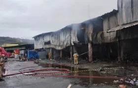 Bombeiros ainda trabalham no rescaldo do incêndio que atingiu o Ceasa, em SG