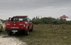 Bombeiros resgatam corpo em praia de Arraial do Cabo