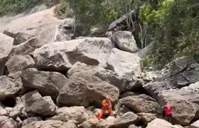 Bombeiros socorrem jovem que caiu em trilha na praia de Piratininga; Vídeo!