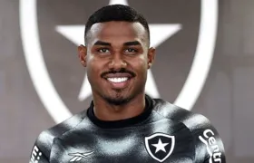 Botafogo apresenta Cuiabano, novo lateral da equipe