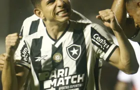 Botafogo vence Vitória e assume a liderança do Brasileiro
