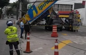 Caiu! Posto de gasolina "desaba" no Rio: vídeo