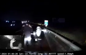 Câmera flagra roubo a van de transporte executivo em Itaboraí; vídeo