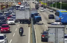 Caminhão bate na ponte e fica atravessado na pista; vídeo