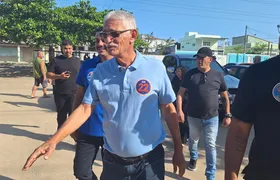 Capitão Nelson vota em colégio no Laranjal e é recebido com 'festa'