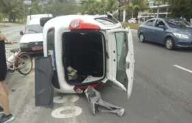 Capotamento assusta motoristas na orla de Charitas, em Niterói