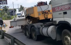 Carreta com excesso de peso agarra e causa congestionamento na BR-101