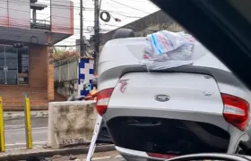 Carro bate em mureta e deixa dois feridos em Maricá