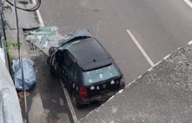 Carro cai de viaduto e mata morador de rua no Rio