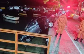 Carro cai no Canal de Itajuru após colisão em Cabo Frio