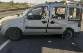 Carro capota e deixa cinco feridos na Magé-Manilha