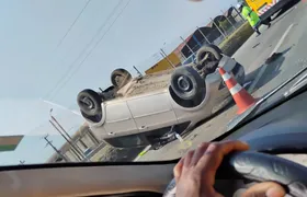 Carro capota e fecha trânsito na BR-101, em Itaboraí