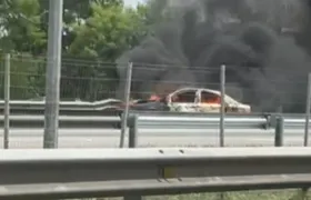 Carro colide contra grade de proteção e pega fogo na BR-101 em São Gonçalo; vídeo