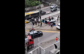 Carro da PM capota após colisão com BRT, na Zona Oeste do Rio de Janeiro