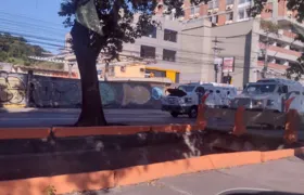 Carro-forte enguiça na Alameda São Boaventura, sentido São Gonçalo