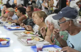 Ceia de Ano Novo lota Restaurante do Povo em São Gonçalo