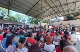 Centenas de fiéis celebram missas de São Jorge em São Gonçalo e Niterói