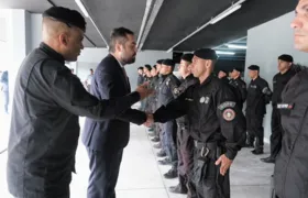 Cláudio Castro presta homenagem a policiais do Bope que atuaram no sequestro do ônibus na rodoviária do Rio