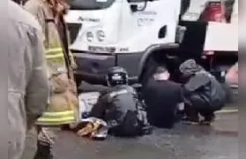 Colisão entre carro e caminhão deixa um jovem morto em Niterói