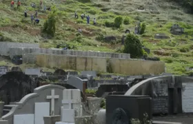 Corpos de vítimas das chuvas são enterrados em Petrópolis