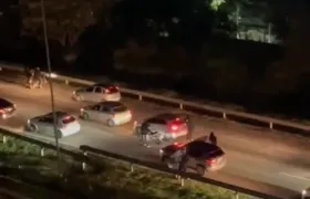 Criminosos fazem arrastão em São Gonçalo e assustam motoristas na BR-101; Vídeo