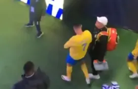 Cristiano Ronaldo passa bandeira de rival nas partes íntimas: vídeo