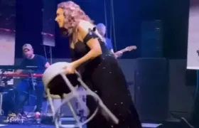 Daniela Mercury gera polêmica ao arremessar banco no palco