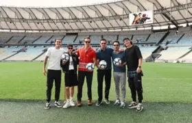 Deadpool e Wolverine passeiam no Maracanã e jogam bola com jogadores do Flamengo