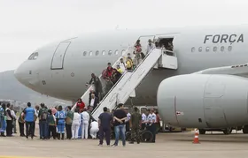 Décimo voo da FAB com 213 repatriados do Líbano chega a São Paulo