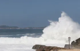 Defesa Civil de Maricá alerta para ressaca com ondas de até 4 metros nesta quarta (14)