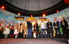 Desfile Folclórico marca primeiro domingo da 35ª Bauernfest