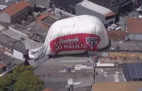 Dirigível personalizado com frases para o time do São Paulo cai em Osasco (vídeo)