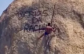 Dois homens são presos por pichar a Pedra da Baleia, em Niterói