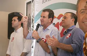 Eduardo Paes anuncia apoio a Rodrigo Neves e os dois assinam pacto pela democracia