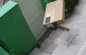 Entregador arremessa caixa com TV por cima de portão e danifica aparelho