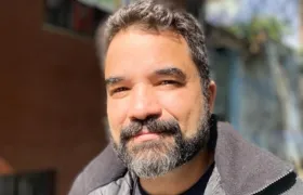Escritor de SG, Rodrigo Santos lança 8º livro, 'Máquinas Escrotas'