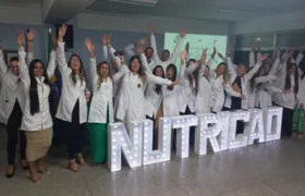 Estudantes de nutrição participam da '1ª Cerimônia do Jaleco' em evento da Universo