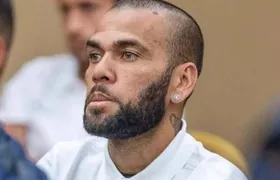 Ex-jogador Daniel Alves é condenado a pagar indenização por se apropriar de música de sertanejos