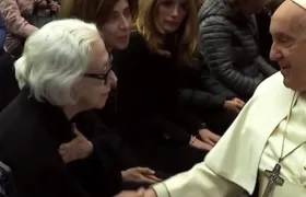 Fernanda Montenegro e a filha recebem benção do Papa Francisco