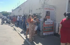 Fila quilométrica pelo segundo dia consecutivo de entrega do cartão 'Araribóia' em Niterói