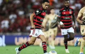 Fotos do atacante do Flamengo, Matheuszinho, com mulher em banheira viralizam