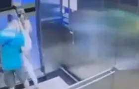 Homem flagrado assediando mulher em elevador é demitido