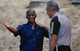 Ídolo do Flamengo é internado, com câncer, em hospital no Rio