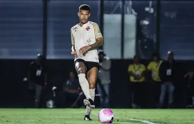 João Victor, zagueiro do Vasco, chega a quarta expulsão no ano