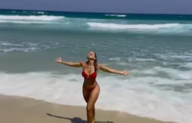 Jornalista da Globo chama atenção ao curtir dia de sol em praia do Rio