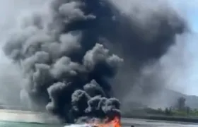 Lancha pega fogo e seis pessoas ficam feridas em Cabo Frio; Vídeo