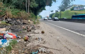 Lixo, buraco e mato alto: antigos problemas nas rodovias RJ-104 e RJ-106 continuam