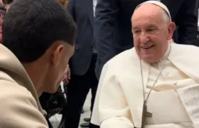 Luva de Pedreiro conhece Papa e pergunta se ele prefere Messi ou CR7